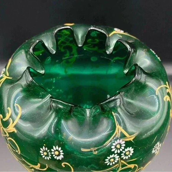 VGT Green Handblown Ruffled Vase with Gold Detailing - Picture 3 of 7